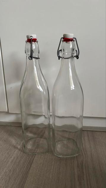 2 glazen flessen met beugelsleuting / waterfles beschikbaar voor biedingen