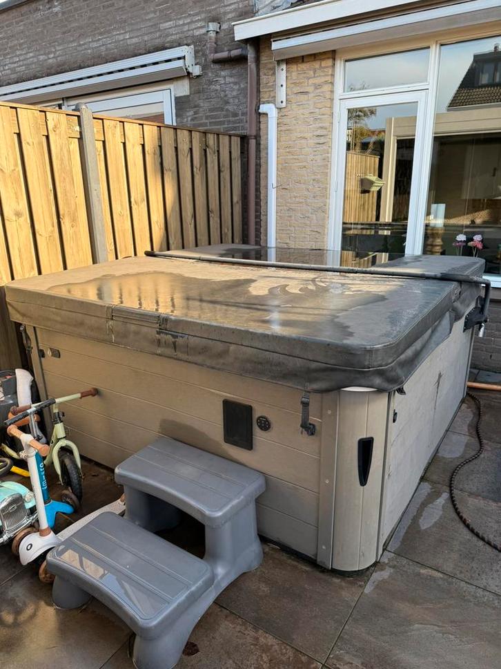 Jacuzzi, Tuin en Terras, Bubbelbaden en Hottubs, Zo goed als nieuw, Vast, Afdekzeil, Filter, Pomp, Trap, Ophalen