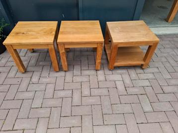 3 teak houten bijzettafels op wieltjes beschikbaar voor biedingen