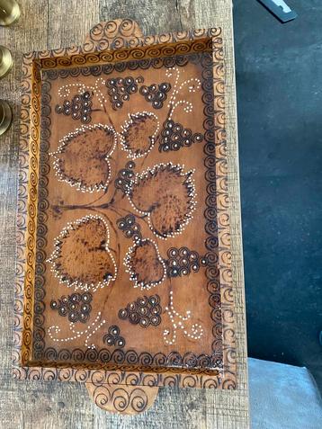 Antiek Houten Dienblad met Druivenmotief beschikbaar voor biedingen