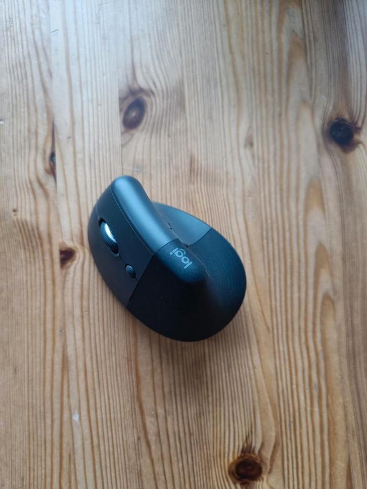 Logitech Lift Left (Linkshandig), Computers en Software, Muizen, Zo goed als nieuw, Muis, Linkshandig, Draadloos, Ergonomisch