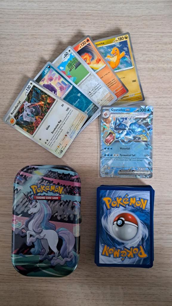Pokemon Kaarten Cadeau Set + tin, Hobby en Vrije tijd, Verzamelkaartspellen | Pokémon, Nieuw, Meerdere kaarten, Foil, Ophalen of Verzenden