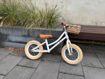 Hippe Witte Loopfiets met Mand beschikbaar voor biedingen