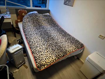 Tweepersoonsbed met lattenbodem en matras beschikbaar voor biedingen