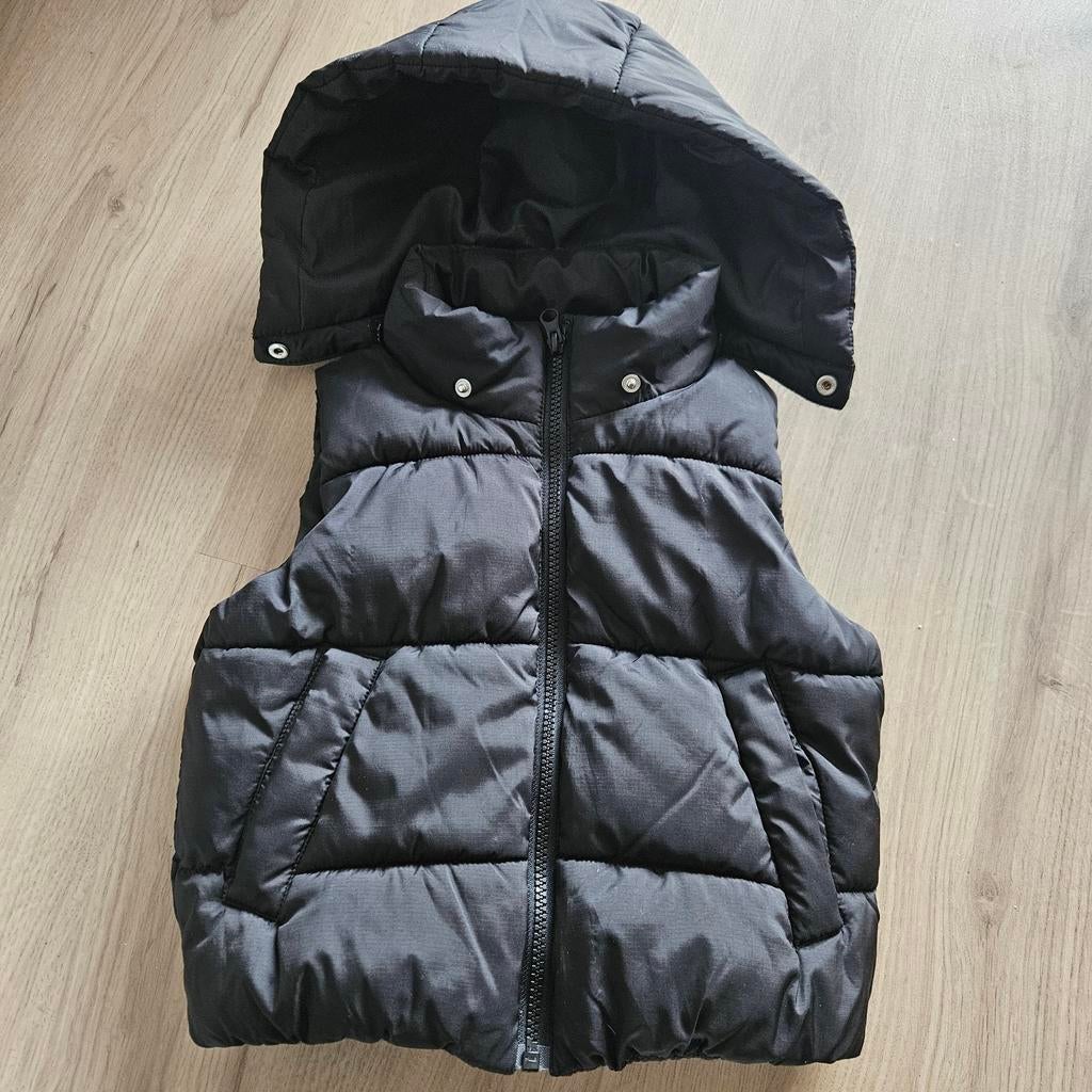 H&M Bodywarmer Zwart Maat 98-104 met Capuchon, Kinderen en Baby's, Kinderkleding | Maat 98, Jongen of Meisje, H&M, Ophalen of Verzenden