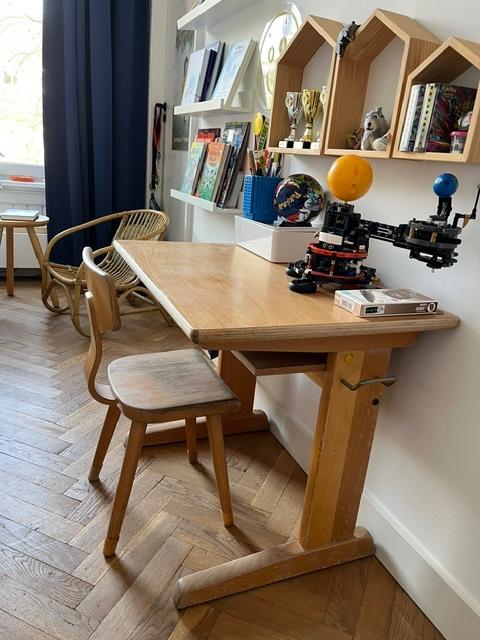 Vintage jaren 60 schoolbankje met stoel - Retro kinderbureau, Kinderen en Baby's, Kinderkamer | Tafels en Stoelen, Ophalen, Gebruikt
