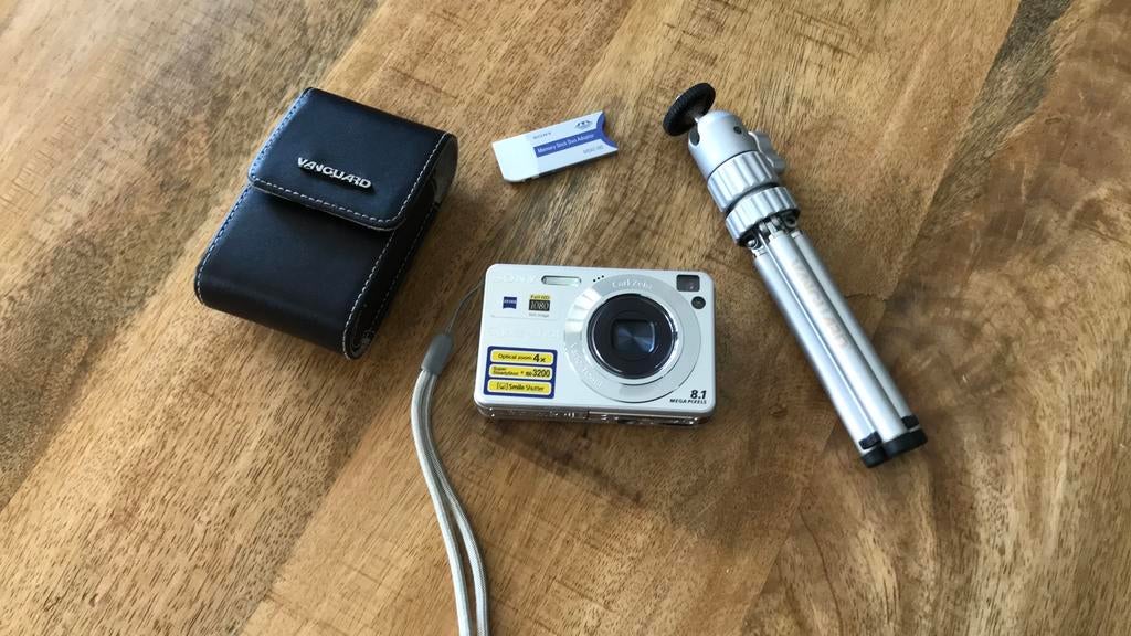 Cony Cyber camera ,statief ,Sony memorie stik  ,leren tasje, 81 Megapixel, Compact, Ophalen of Verzenden, Zo goed als nieuw