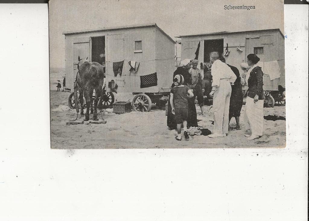 Scheveningen Waschvrouw in gesprek met klanten 27-6-1921, Ophalen of Verzenden, 1920 tot 1940, Gelopen, Zuid-Holland