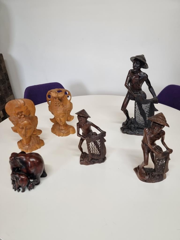 Diverse Houten Beelden: Vissers, Vrouwen en Berenfamilie, Ophalen of Verzenden, Handgemaakt, 20 - 50 cm, Beeld