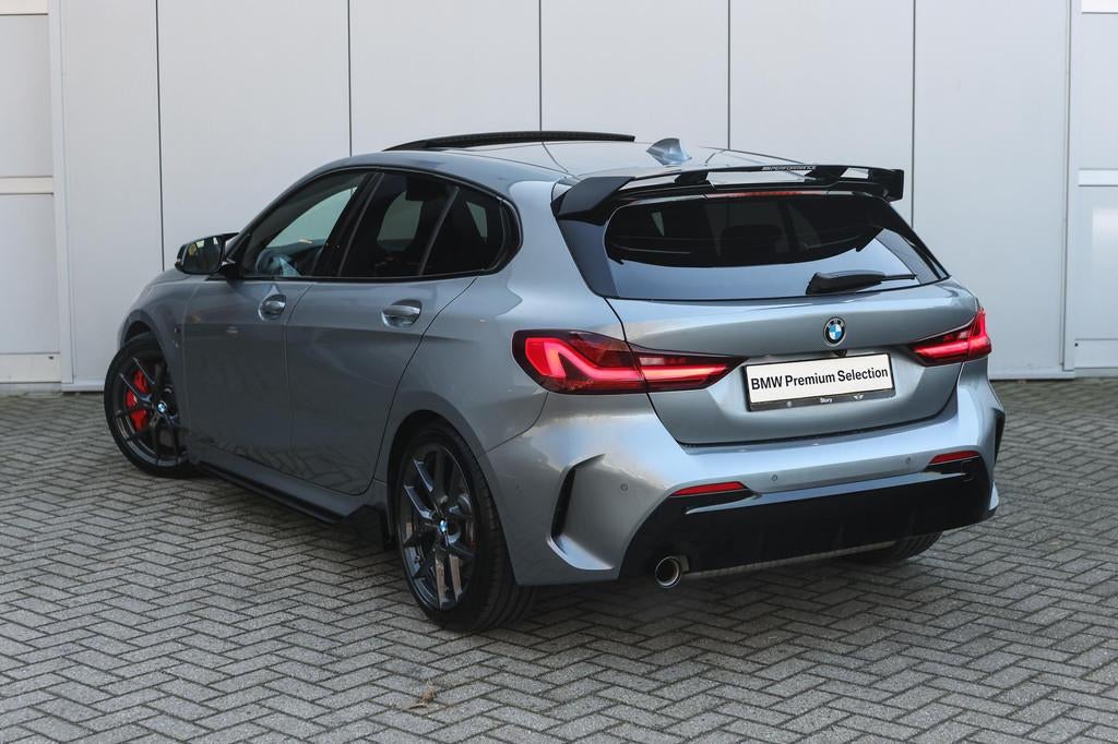 BMW 1 Serie 118i High Executive M Sport Automaat / Panoramad, Auto's, BMW, 12 maanden, 136 pk, Gebruikt, Alcantara
