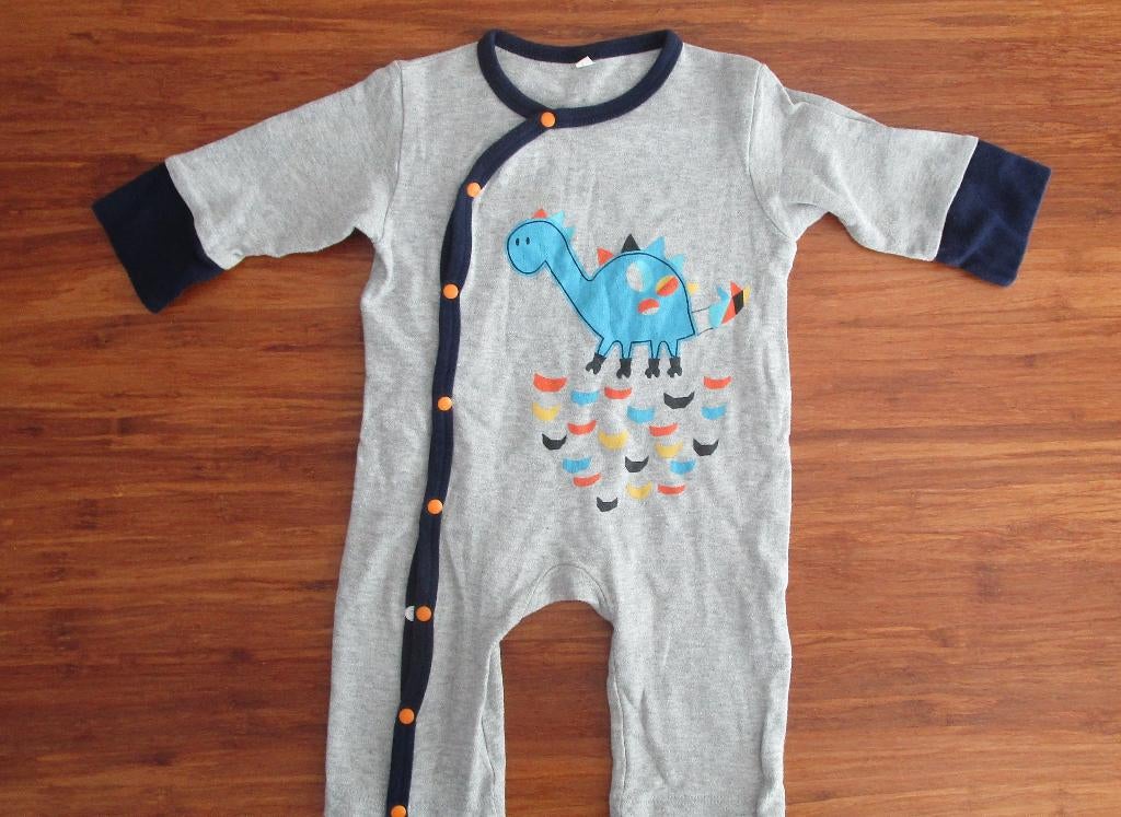 Grey Baby Onesie with Dinosaur Print – Size 90, Kinderen en Baby's, Babykleding | Maat 86, Nacht- of Onderkleding, Gebruikt, Jongetje of Meisje