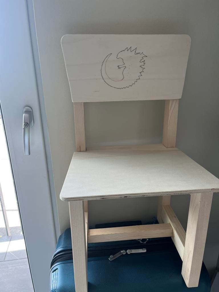 Peuterstoel met een gegraveerde Godzilla, Kinderen en Baby's, Kinderkamer | Tafels en Stoelen, Ophalen of Verzenden, Nieuw, Stoel(en)