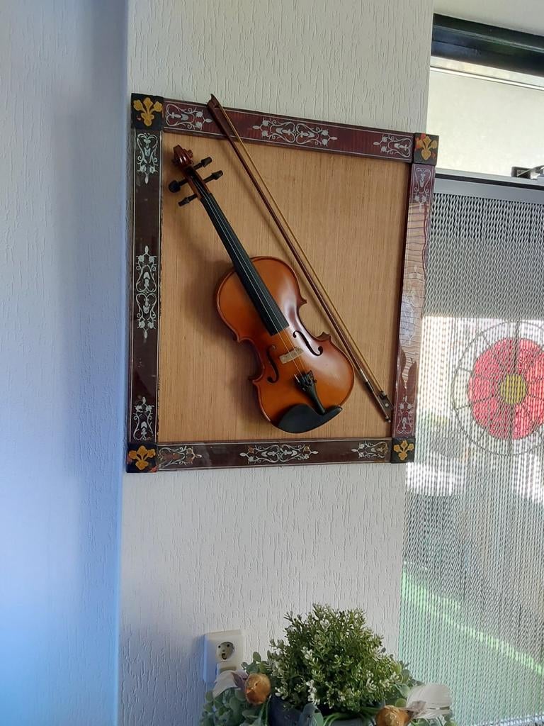 Decoratieve Viool met Strijkstok op Houten Paneel lijst 1897, Muziek en Instrumenten, Strijkinstrumenten | Violen en Altviolen