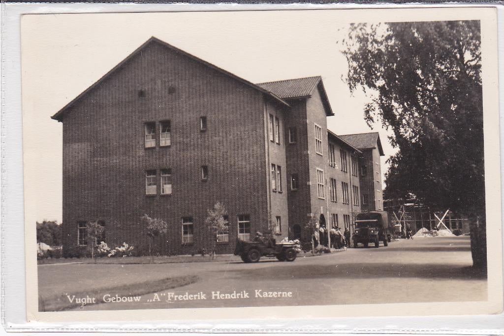Vught Gebouw A Frederik Hendrik Kazerne met Auto ,s, Verzamelen, Verzenden, 1940 tot 1960, Gelopen, Noord-Brabant