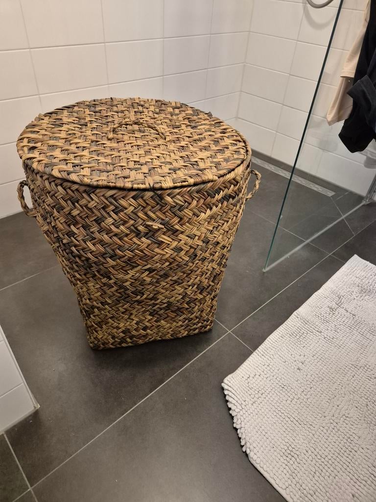 Grote rieten (was) mand met deksel bruin, Huis en Inrichting, Woonaccessoires | Schalen en Manden, Ophalen, Mand, Rond, Zo goed als nieuw
