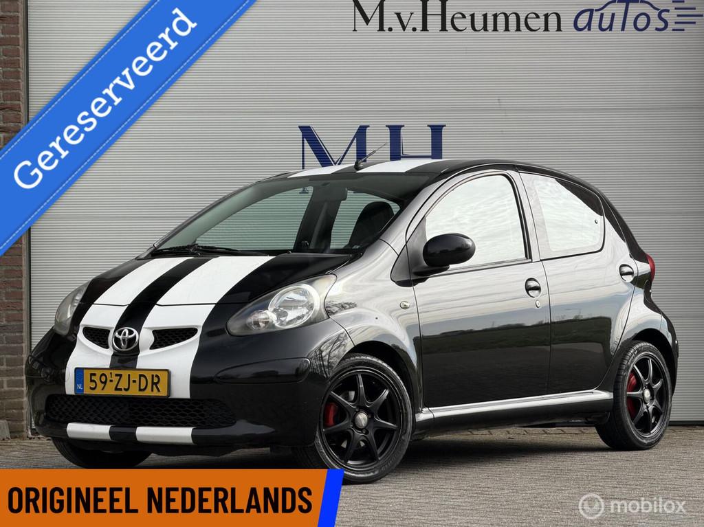 Toyota Aygo 1.0-12V Sport Airco 15'' Automaat ORG NED, Gebruikt, Zwart, 4 stoelen, Leder en Stof