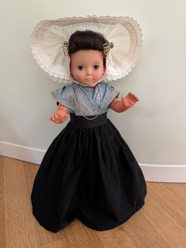 Arnemuidse klederdracht pop, Ophalen of Verzenden, Zo goed als nieuw, Pop