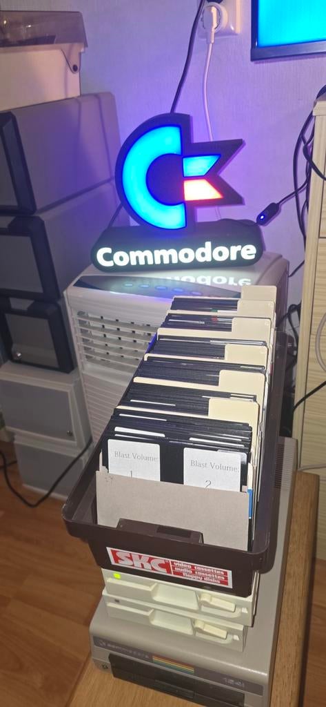 Diskettebox met 5.25'' diskettes Commodore 64, Spelcomputers en Games, 3 spelers of meer, Ophalen of Verzenden, Racen en Vliegen