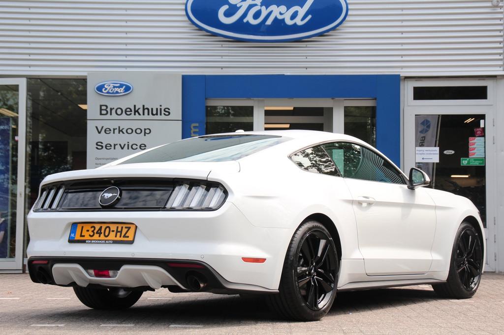 Ford Mustang Fastback 2.3EB, Auto's, 12 maanden, Gebruikt, 4 stoelen, Leder