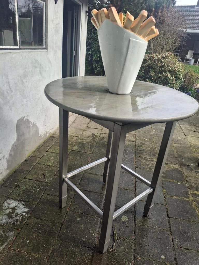 Stevige tafel met frietzak decoratie, Ophalen, Gebruikt