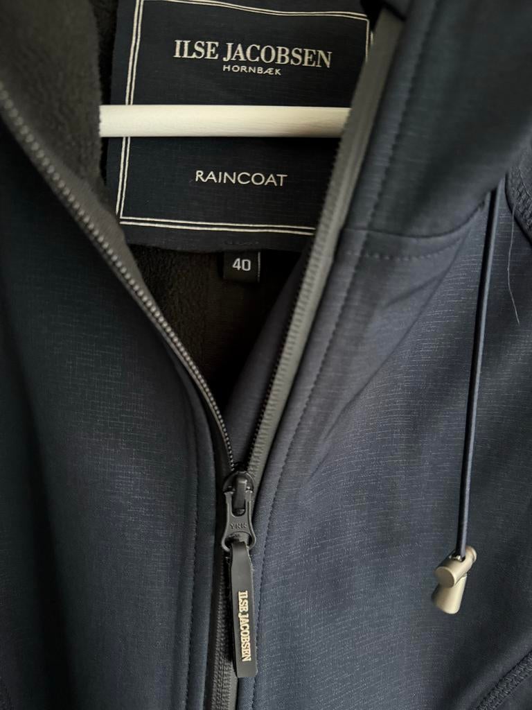 Ilse Jacobsen Hornbæk waterdichte windjas, donkerblauw, Ophalen of Verzenden, Zo goed als nieuw, Maat 38/40 (M), Blauw