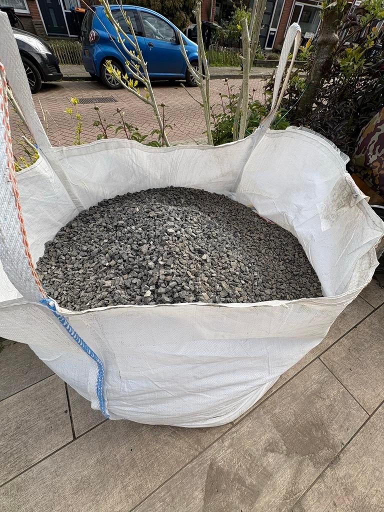 3 big bags met basalt split grind, Tuin en Terras, Ophalen, Gebruikt, Grijs, Grind