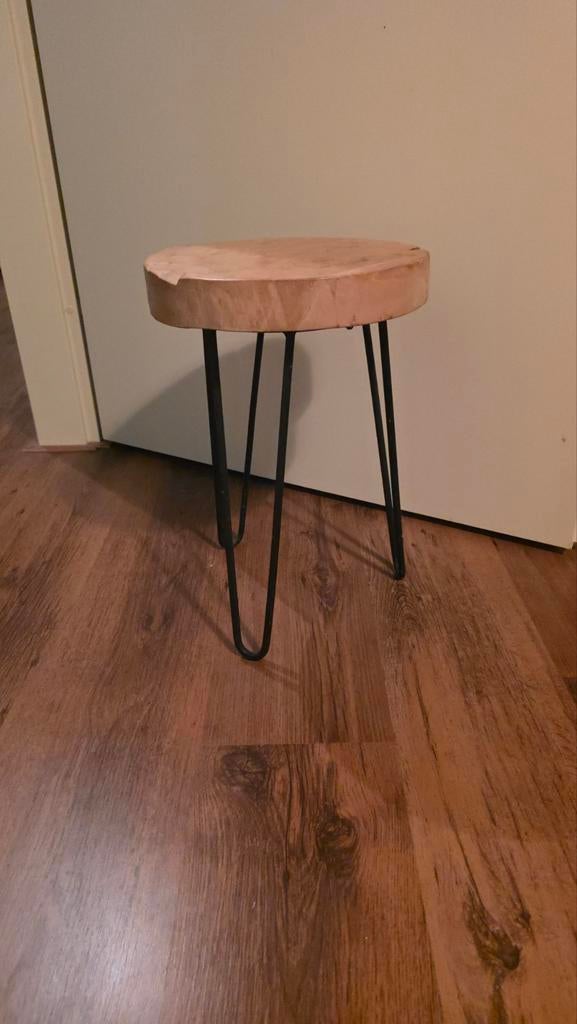 Bijzettafel met blad van boomstam, Huis en Inrichting, Tafels | Bijzettafels, Ophalen, Rond, Minder dan 55 cm, Minder dan 45 cm