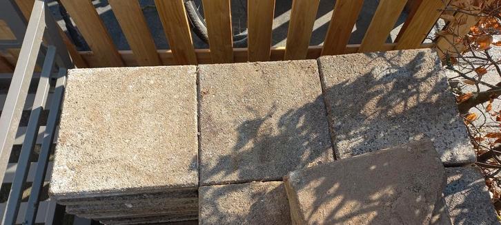 70 hele stoeptegels (6m2) + enkele beschadigde, Tuin en Terras, Tegels en Klinkers, Gebruikt, Terrastegels, Beton, 5 tot 10 m²