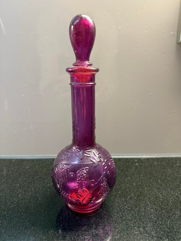 Vintage paarse glazen fles met druivenmotief, Antiek en Kunst, Antiek | Vazen, Ophalen of Verzenden