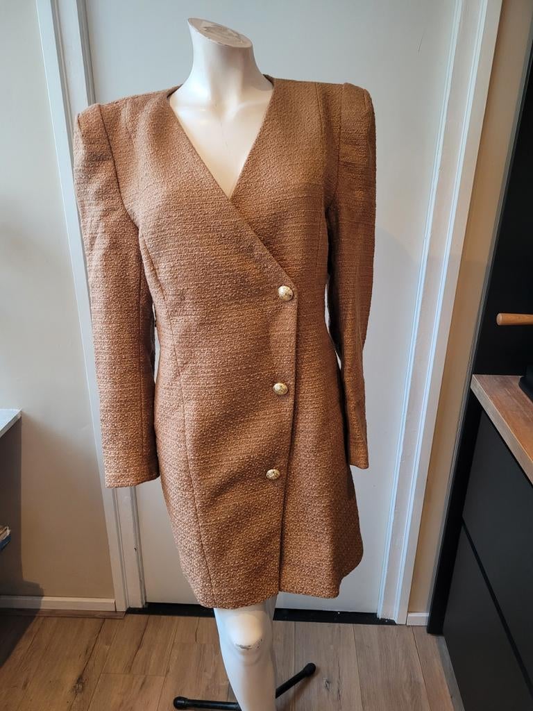 Nieuwe Nikkie Nelly blazer dress maat 42, Bruin, Maat 42/44 (L), Nieuw, Ophalen of Verzenden