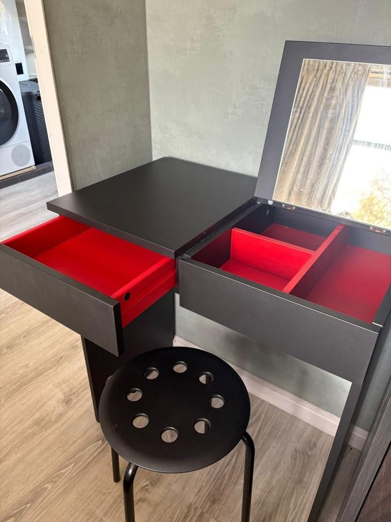 Zwart make-up tafeltje met spiegel en krukje - IKEA Brimnes, Ophalen, 100 tot 150 cm, 50 tot 100 cm, Zo goed als nieuw