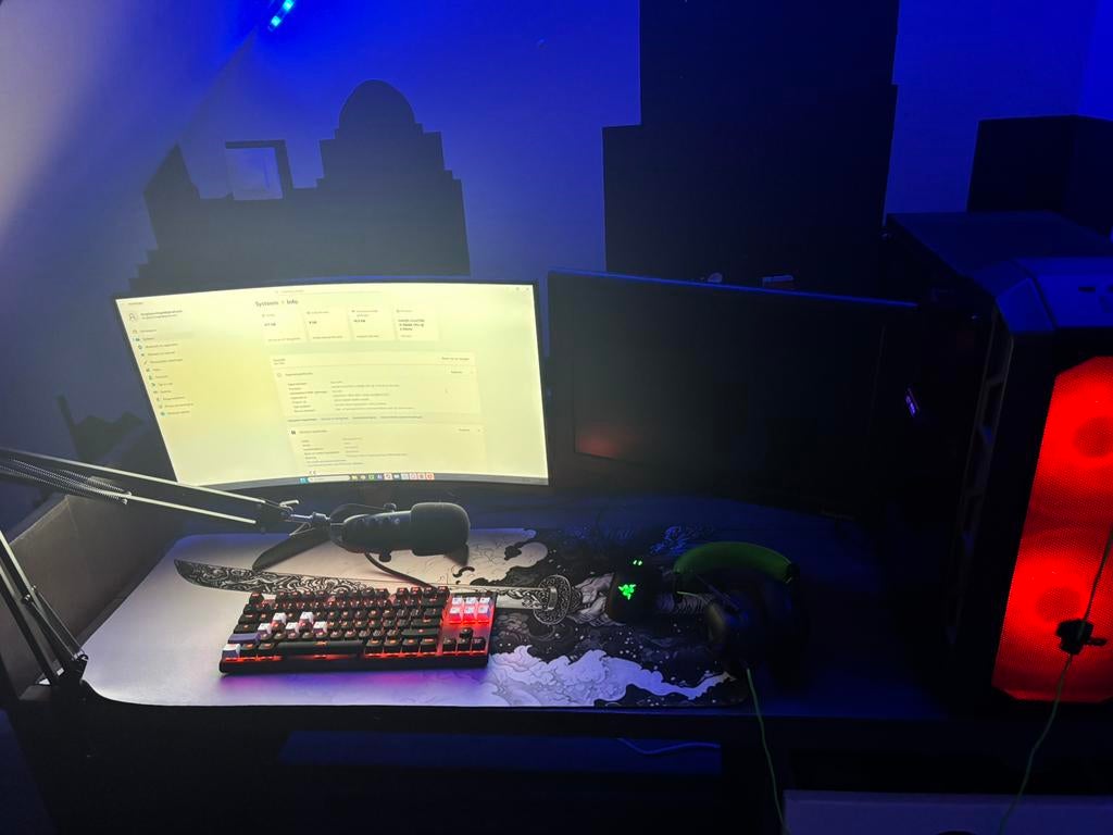 Custom Gaming PC (rechterscherm niet), Online, Overige genres, 1 speler, Ophalen of Verzenden