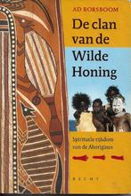 De clan van de wilde honing - Ad Borsboom, Achtergrond en Informatie, Ophalen of Verzenden, Zo goed als nieuw, Overige onderwerpen