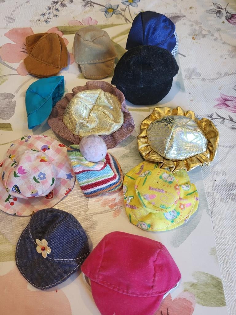 Hoedjes mutsjes petjes, Verzamelen, Poppen, Ophalen of Verzenden