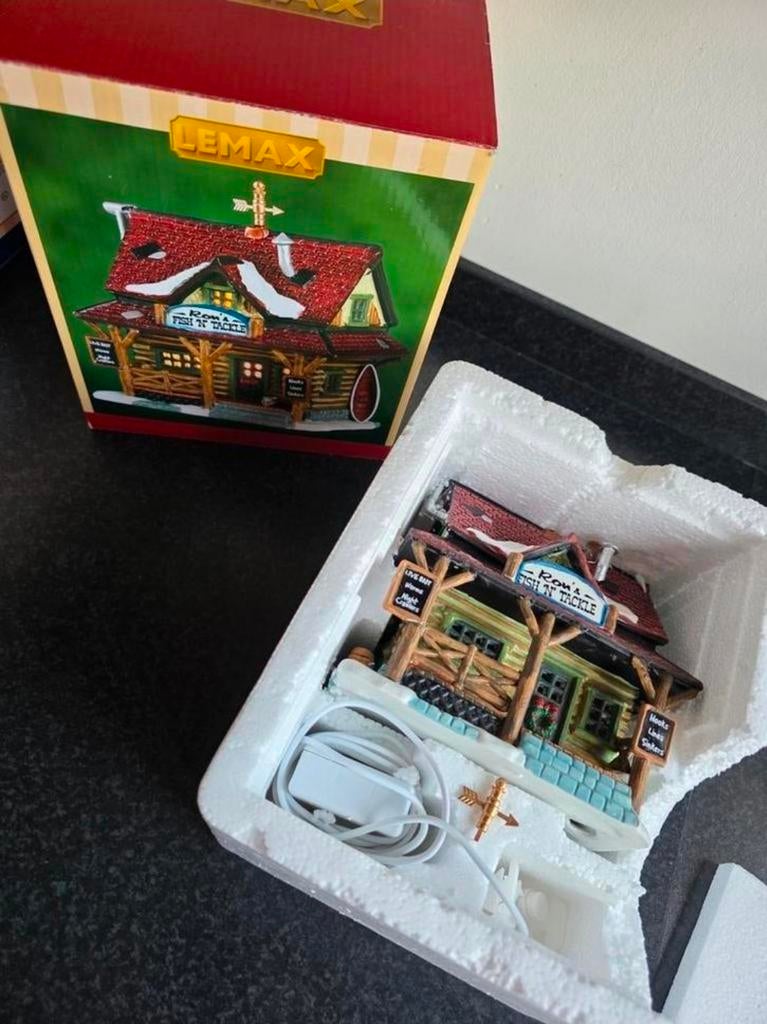 Lemax retired Rons fish and Tackle kerstdorp, Ophalen of Verzenden, Zo goed als nieuw