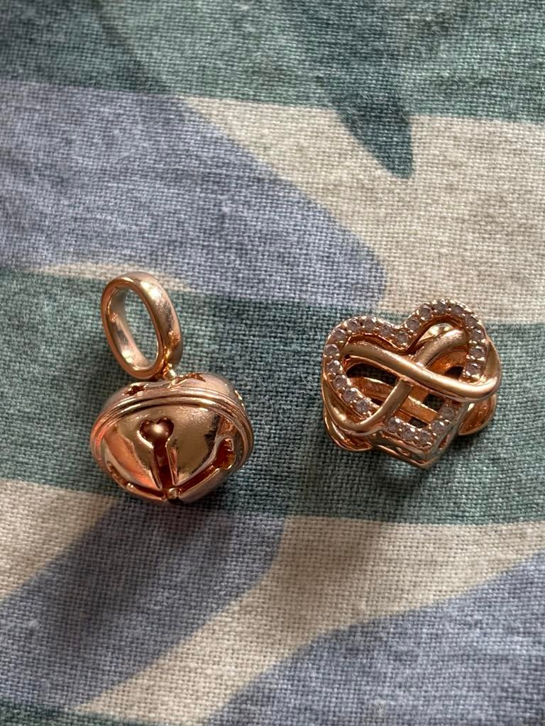 Pandora Rose Gold Hart en Bel Bedels, Overige materialen, Pandora, Ophalen of Verzenden, Zo goed als nieuw