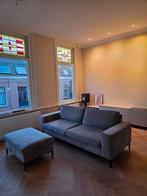 Grijze velours bank met hocker, Huis en Inrichting, Banken | Bankstellen, Ophalen, Driepersoons, 75 tot 100 cm, Zo goed als nieuw