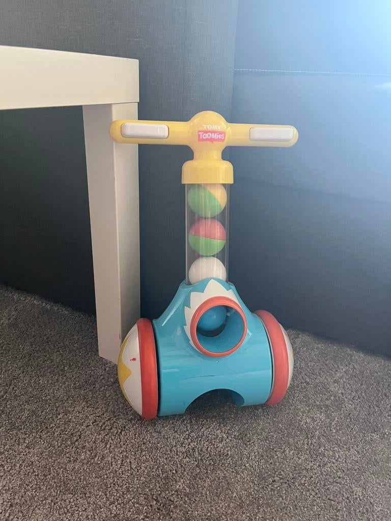 Ballenschieter Tomy Toomies: (rol op en schiet uit), Ophalen of Verzenden, Zo goed als nieuw