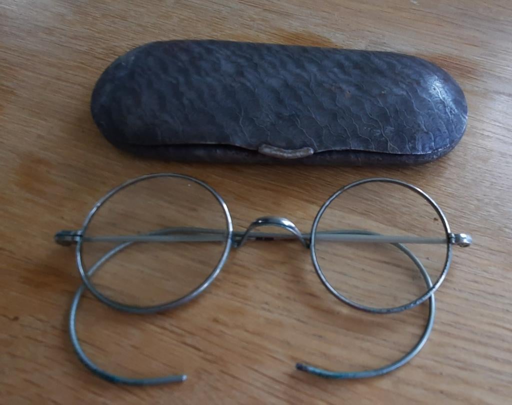 Antieke bril in antieke metalen brillenkoker., Ophalen of Verzenden