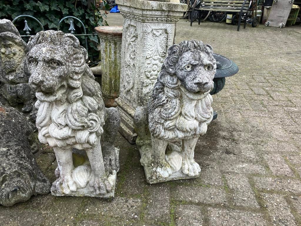 Twee verweerde betonnen leeuwen van 60 cm hoog, Tuin en Terras, Ophalen, Dierenbeeld, Gebruikt, Nvt