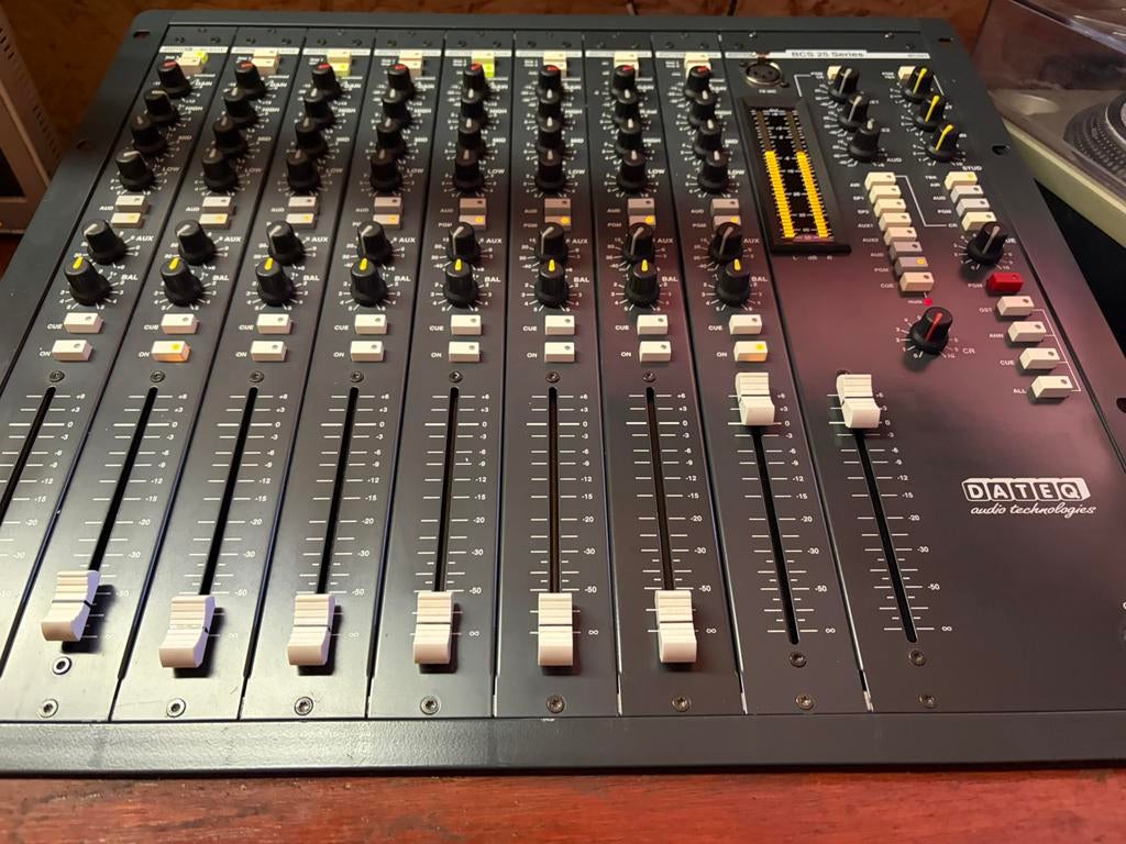 Dateq bcs 25 broadcasttafel zgan!, Muziek en Instrumenten, Ophalen, Zo goed als nieuw, 10 tot 20 kanalen, Microfooningang