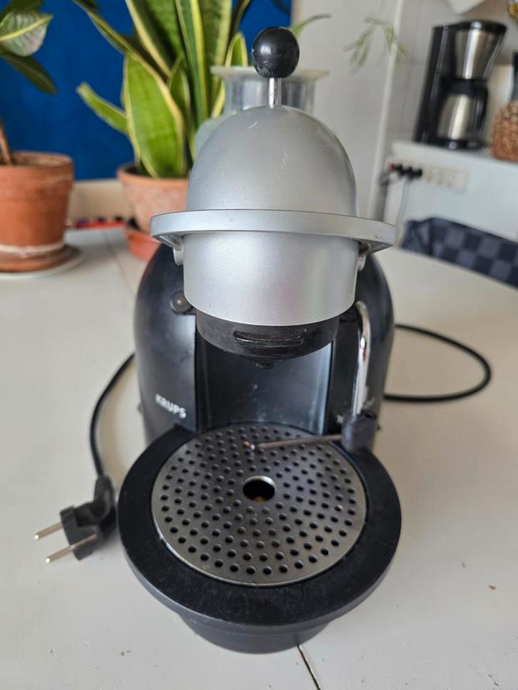 Nespresso Krups FNA1- werkzaam maar oud (mss vr. onderdelen), Witgoed en Apparatuur, Koffiezetapparaten, Gebruikt, Koffiepads en cups