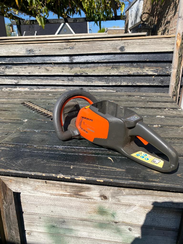 Heggenschaar Husqvarna accu, Tuin en Terras, Heggenscharen, Ophalen of Verzenden, Gebruikt, Elektrisch, Husqvarna