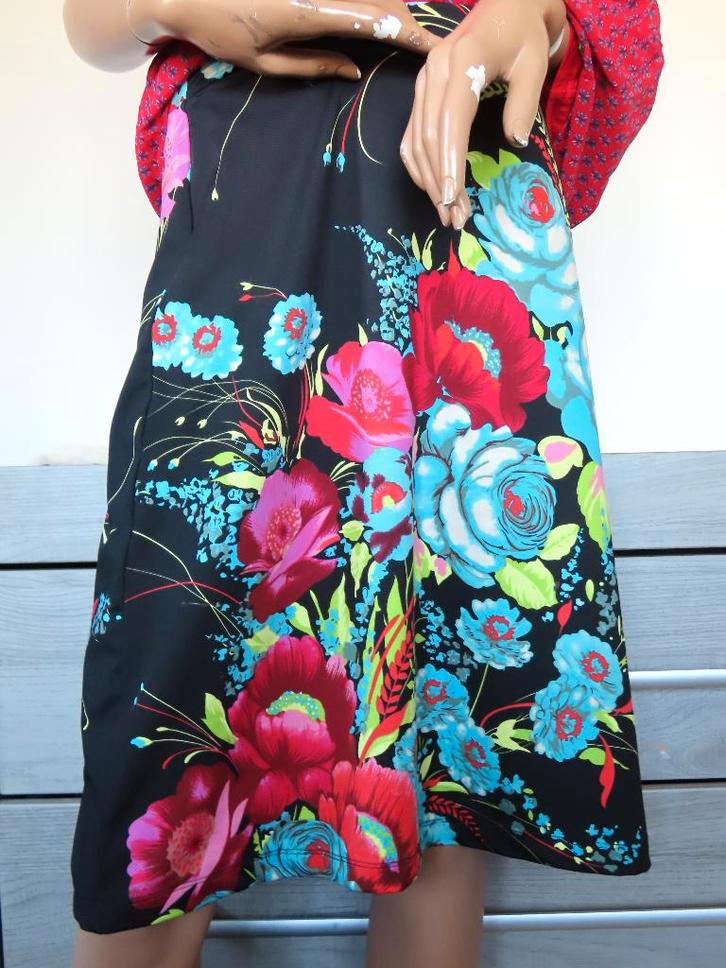 KING LOUIE Geweldig Mooie Zwarte Rok met Bloemen S 36, Kleding | Dames, Rokken, Zo goed als nieuw, Maat 36 (S), Overige kleuren