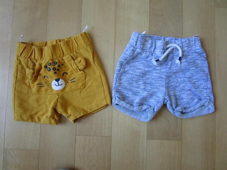 Babyclub - twee stoere korte broekjes maat 74, Kinderen en Baby's, Babykleding | Maat 74, Zo goed als nieuw, Jongetje, Broekje