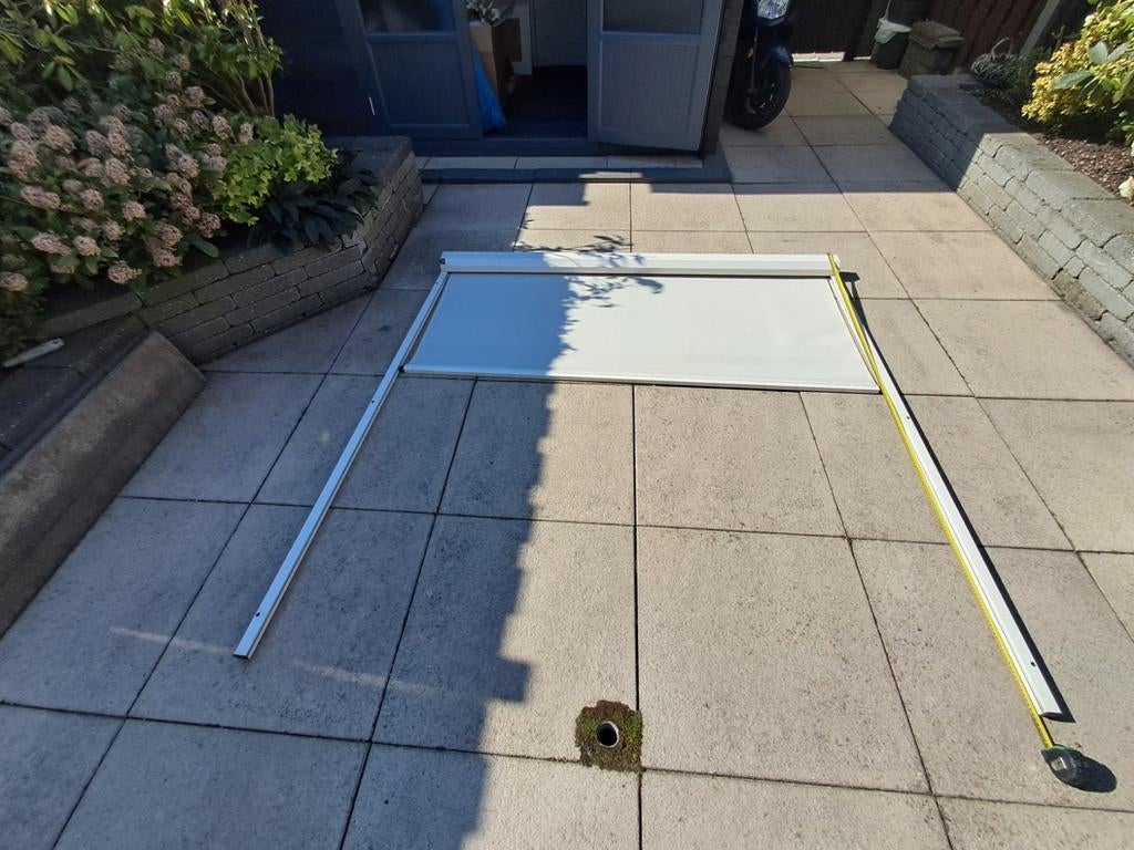 Screen RAL 9001, 184x185 cm, met slinger, Ophalen