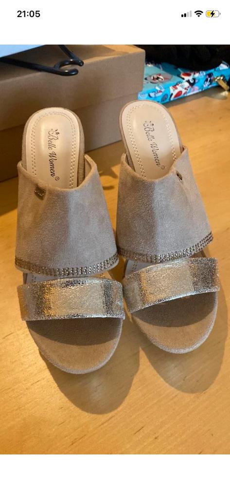 Leuke khaki/ goude muiltjes maat 38, Kleding | Dames, Schoenen, Overige kleuren, Nieuw, Sandalen of Muiltjes, Ophalen of Verzenden