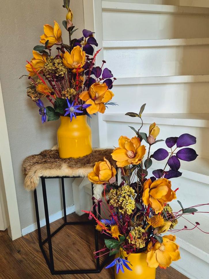 2 opgemaakte vazen met kunstbloemen, Huis en Inrichting, Woonaccessoires | Kunstplanten en Kunstbloemen, Zo goed als nieuw, Binnen