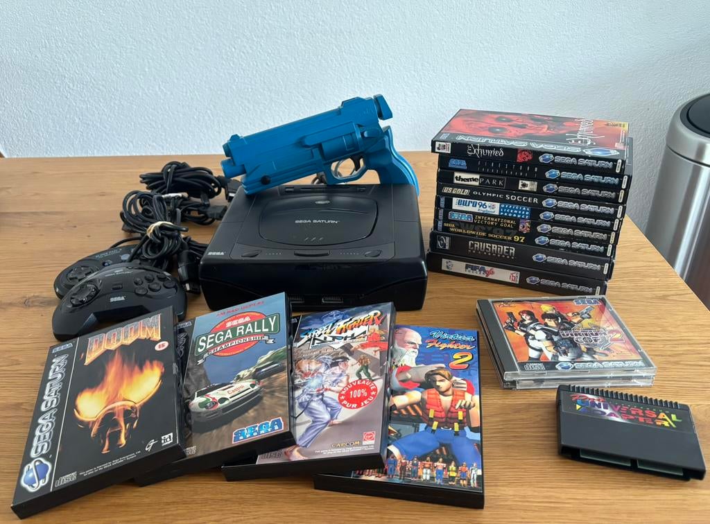 Sega Saturn incl. 15 games en Light Gun, Spelcomputers en Games, Spelcomputers | Sega, Met 2 controllers, Ophalen of Verzenden