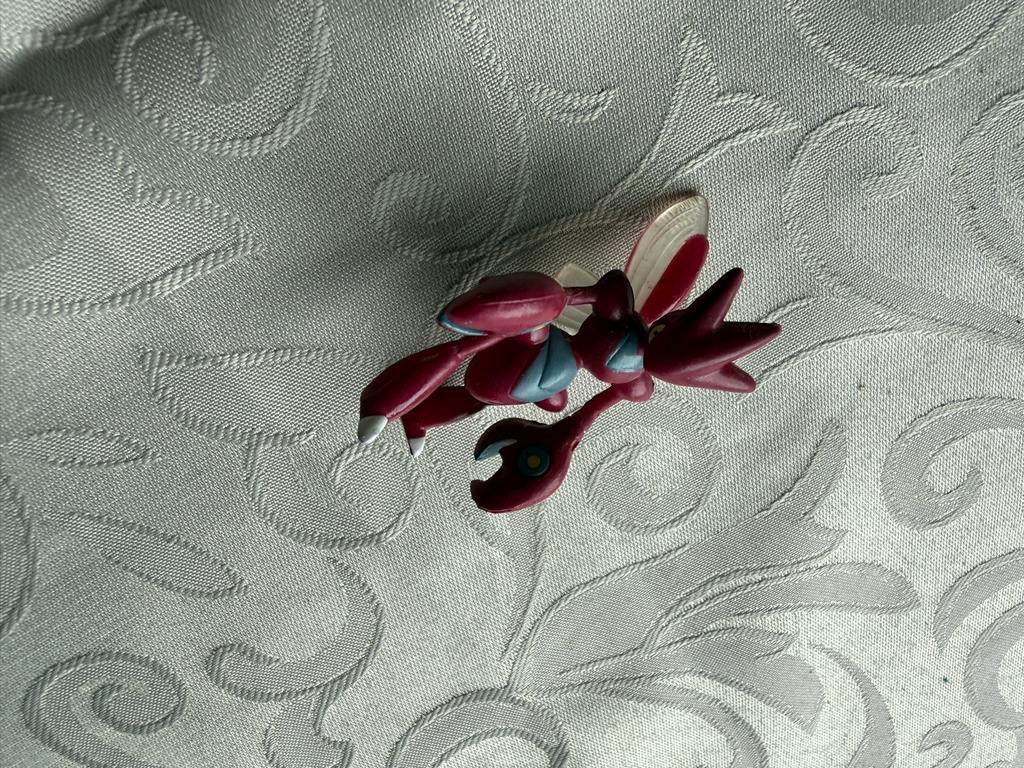 Pokémon Scizor figuur - China, Verzamelen, Poppetjes en Figuurtjes, Ophalen of Verzenden, Gebruikt